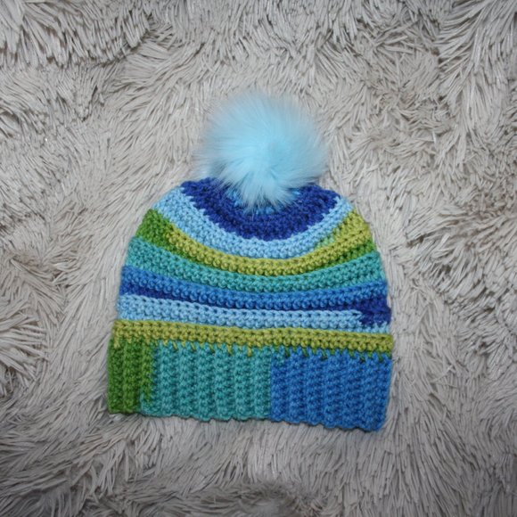 Blue and green beanie with fur pom handmade - Picture 3 of 3